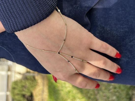 "Altın Pul Detaylı Şahmeran Modeli, 2,50 gram tasarımıyla Ebru Sever Türk'ün Favorileri kategorisinde, Goldium imzasıyla modern bir görünüm sunar