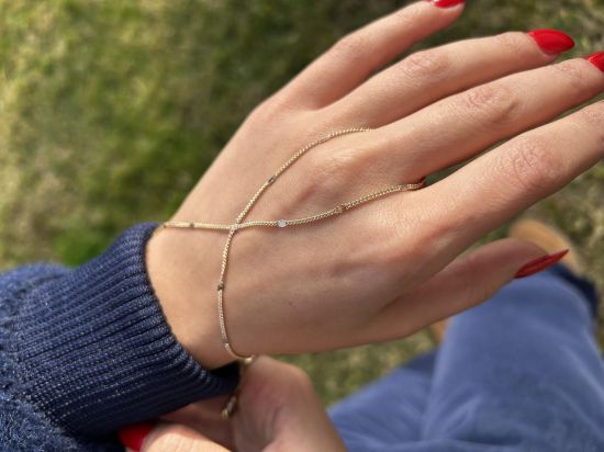 "Altın Pul Detaylı Şahmeran Modeli, 2,50 gram tasarımıyla Ebru Sever Türk'ün Favorileri kategorisinde, Goldium imzasıyla modern bir görünüm sunar