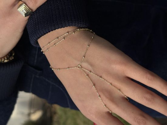 "Top Zincir Şahmeran, 3,33 gram olup Ebru Sever Türk'ün Favorileri modellerinden biridir. Ağırlığı ve zarif tasarımıyla stilinizi tamamlar