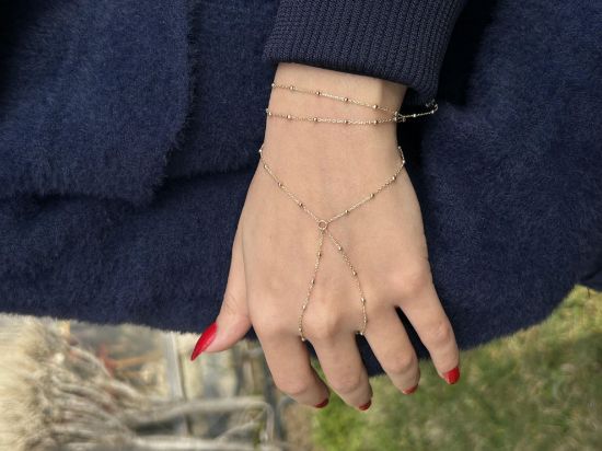 "Top Zincir Şahmeran, 3,33 gram olup Ebru Sever Türk'ün Favorileri modellerinden biridir. Ağırlığı ve zarif tasarımıyla stilinizi tamamlar