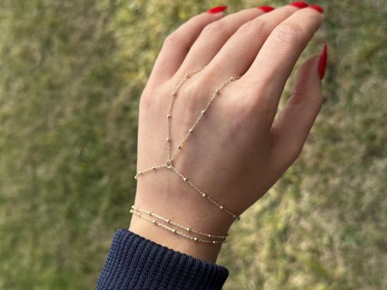 "Top Zincir Şahmeran, 3,33 gram olup Ebru Sever Türk'ün Favorileri modellerinden biridir. Ağırlığı ve zarif tasarımıyla stilinizi tamamlar